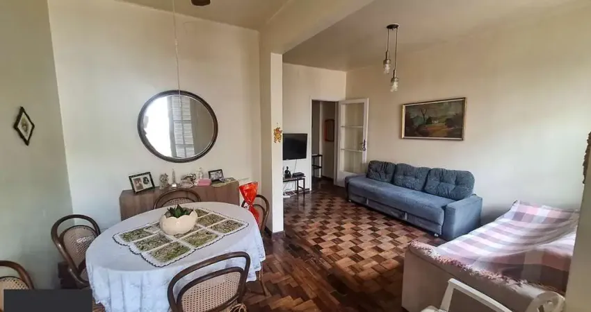 Apartamento térreo com 2 dormitórios e amplo pátio no bairro Floresta