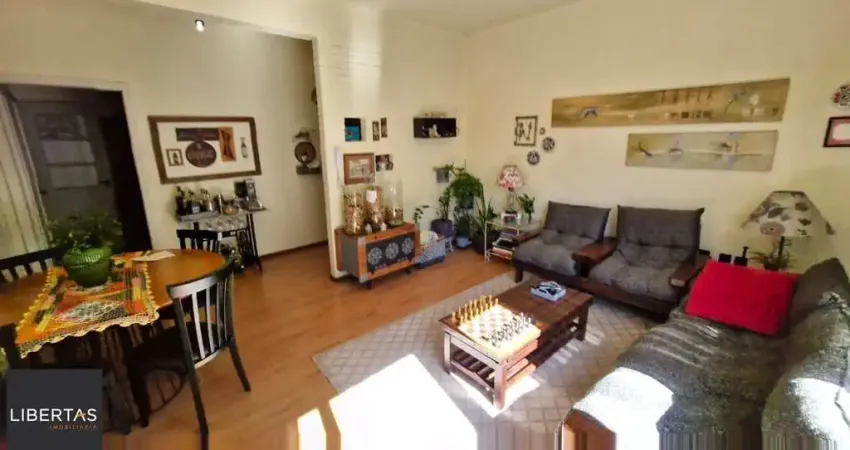 Apartamento no Menino Deus com 2 dormitórios e dependência de empregada com banheiro