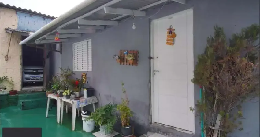 Casa com Pátio, 2 Quartos, vaga de garagem no Bairro Passos Das Pedras.
