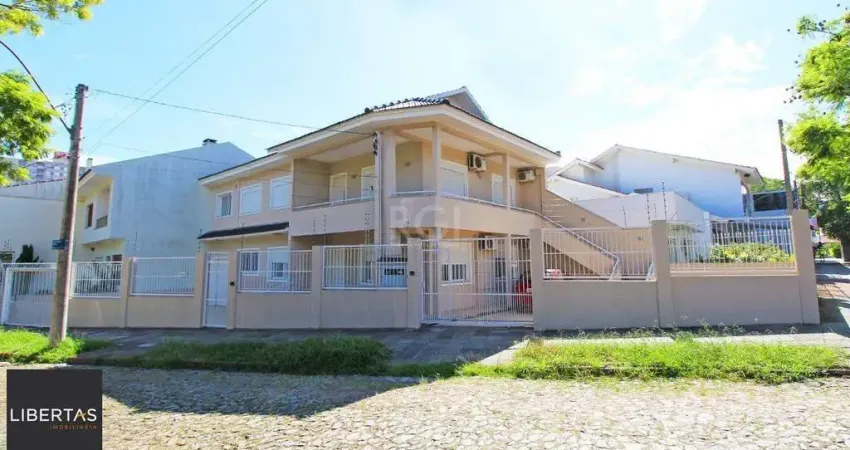 Casa térrea de 2 dormitórios e 3 vagas de garagem na Vila Ipiranga em Porto Alegre.