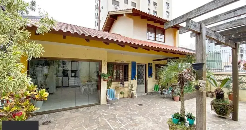 Casa térrea com edícula e salão de festas próximo ao Iguatemi