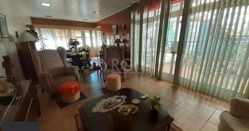 Casa para Venda - 290m², 3 dormitórios, sendo 1 suites, 3 vagas - Menino Deus