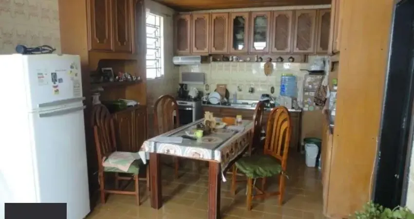 Casa para Venda - 250m², 4 dormitórios, sendo 1 suites, 2 vagas - Petrópolis