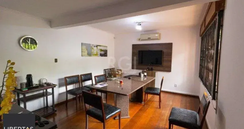 Casa para Venda - 500m², 4 dormitórios, sendo 1 suites, 5 vagas - Boa Vista