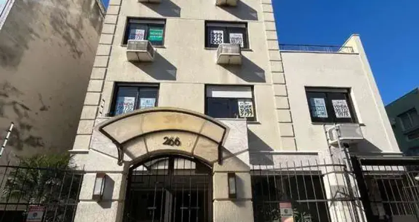 Apartamento de três quartos, suíte, churrasqueira e duas vagas de garagem (box duplo) no bairro Auxiliadora em Porto Alegre.