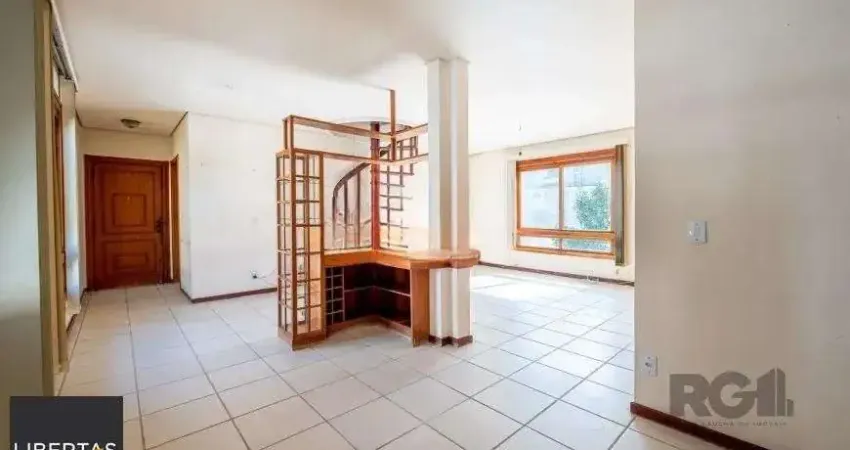 Cobertura desocupada, espaçosa e bem iluminada nos bairros Bom Fim/Rio Branco, com 3 dormitórios, sendo 2 suítes, e 2 vagas cobertas que acomodam até 4 veículos.