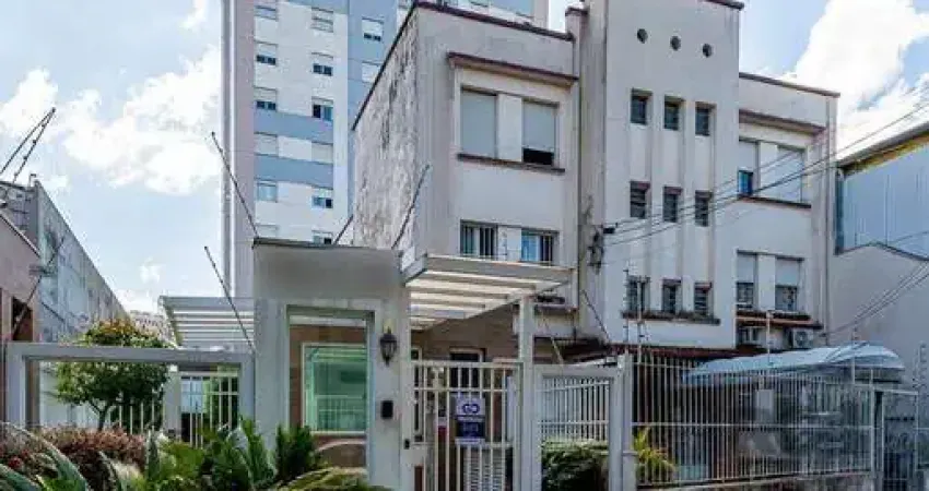 Apartamento de um quarto, suíte e uma vaga de garagem no bairro Santa Cecilia em Porto Alegre.