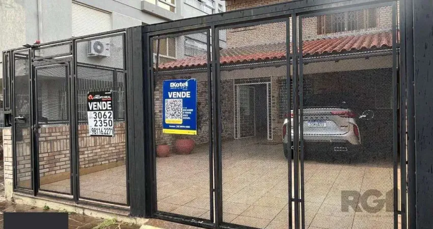 Casa de três quartos, suíte e quatro vagas de garagem no bairro Menino Deus em Porto Alegre