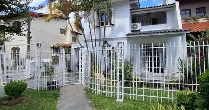 Casa em Porto Alegre, no bairro Ipanema, com 3 dormitório(s), e 3 banheiros, à venda.