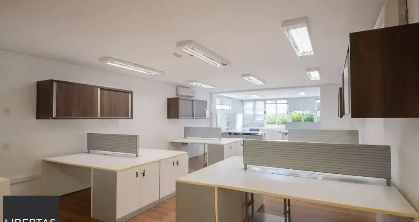 Conjunto comercial com 2 salas integradas, 2 banheiros e 3 vagas de garagem.