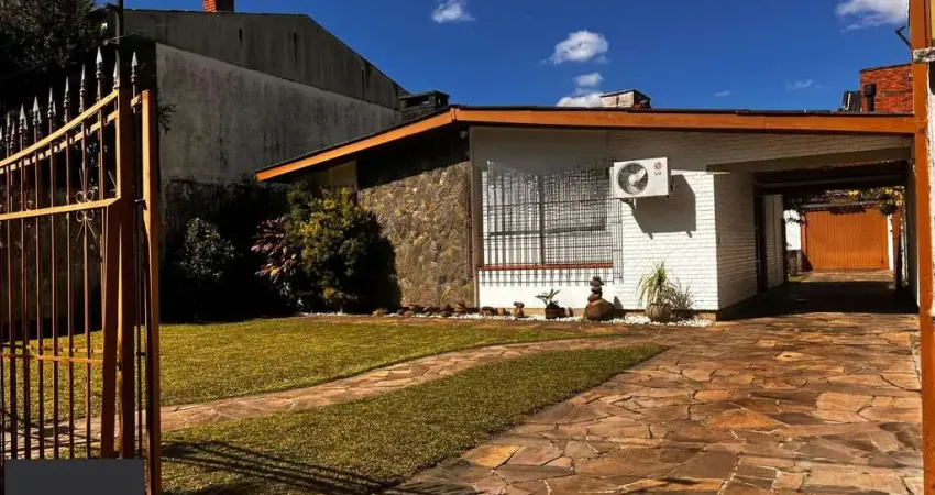 Casa térrea, com 2 dormitórios, 3 vagas, no bairro Ipanema, Porto Alegre, RS
