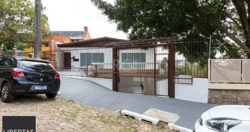 Casa para Venda - 454.7m², 5 dormitórios, sendo 1 suites, 8 vagas - Teresópolis