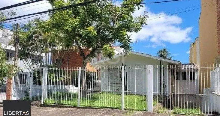 Casa Residencial ou comercial. Com 205 m² de área útil, 3 dormitórios