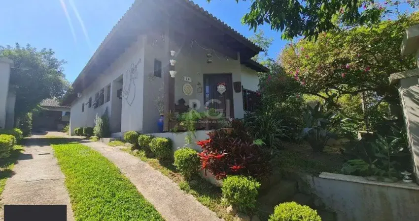 Casa em lindo terreno alto ao nível da rua medindo 10 × 32 onde consta uma residência térrea com 136m2 de área privativa,