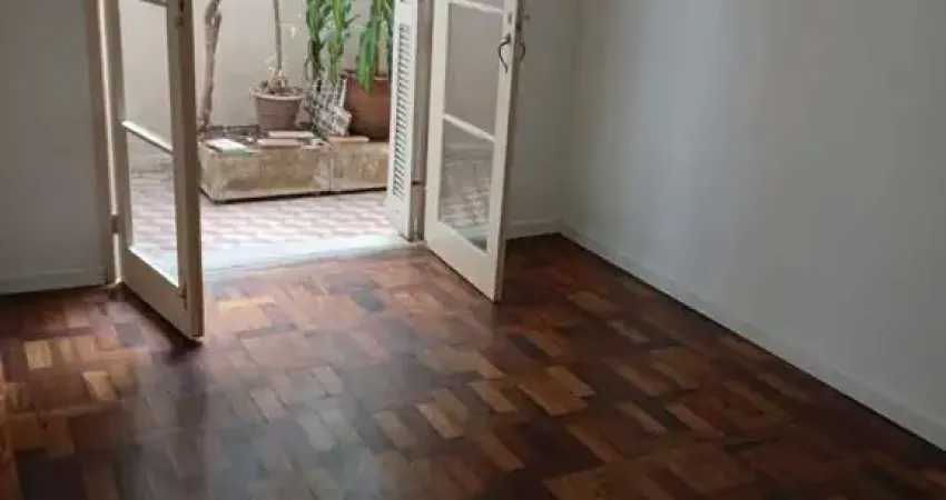 Apartamento térreo, 2 quartos, pátio, desocupado no bairro Cidade Baixa