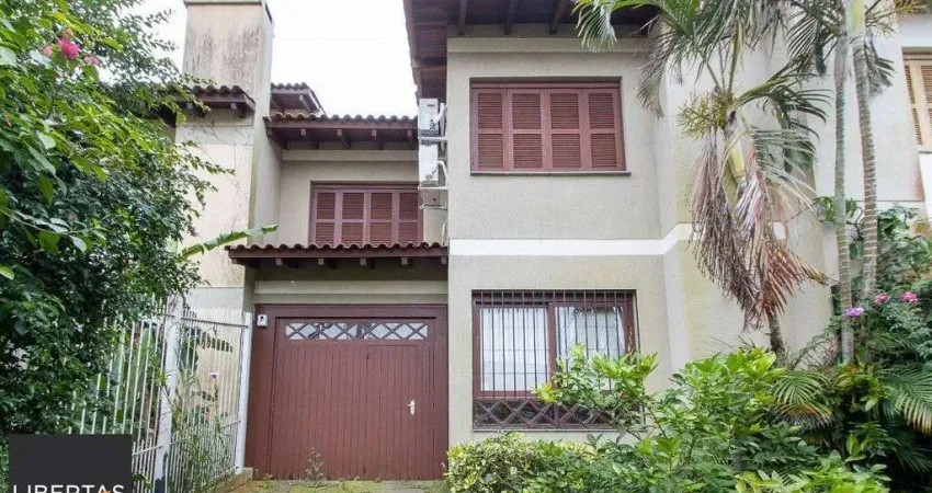 Casa de alvenaria, 3 dormitórios, 1 suíte e pátio com piscina, bairro Espírito Santo.