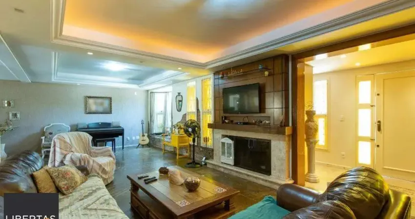 Casa com 452m² de área construída, 02 suítes, banheira de hidro, closet, 02 banheiros sociais, 03 living com 02 ambientes, 02 lareiras