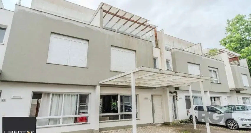 Casa impecável e mobiliada, com 3 niveis, possui 3 dormitórios sendo 1 suíte, 4 banheiros.