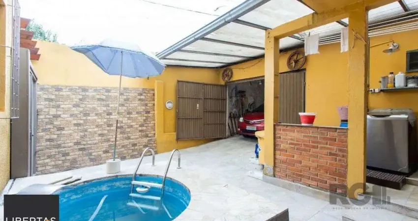 Sobrado, 3 quartos, 2 banheiros, pátio, 2 vagas, piscina - Bairro Vila Nova