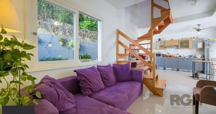 Living em dois ambientes com cozinha americana, lavabo, pátio, lavanderia. o3 dormitórios sendo 01 suíte, banheiro social e sótão. Duas vagas de garagem.