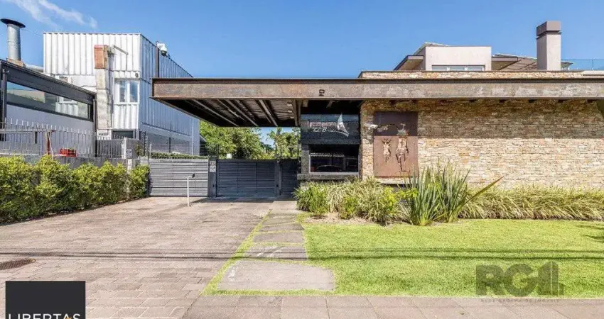 Casa em condomínio fechado beira de rio, de frente para o clube dos Jangadeiros.