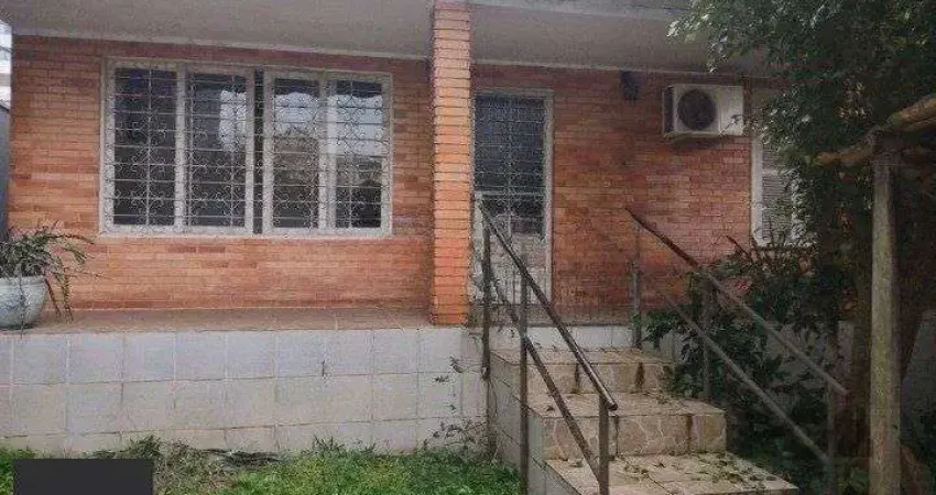 Casa de 2 quartos, com edícula, próximo a Av. Wenceslau Escobar