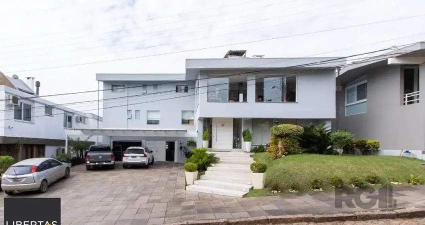 Casa em condominio . com 6 suites, sendo 3 suítes master com closet e hidro.