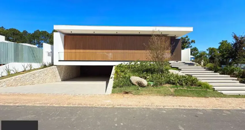 A casa conta com 434m2 de área construída, mas com um aproveitamento total dos 1.012m2 do lote