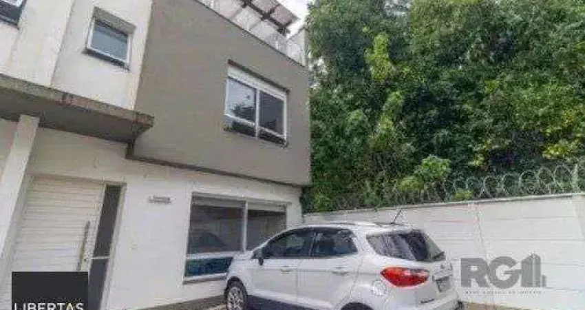 Casa impecável e mobiliada, com 3 niveis, possui 3 dormitórios sendo 1 suíte, 4 banheiros