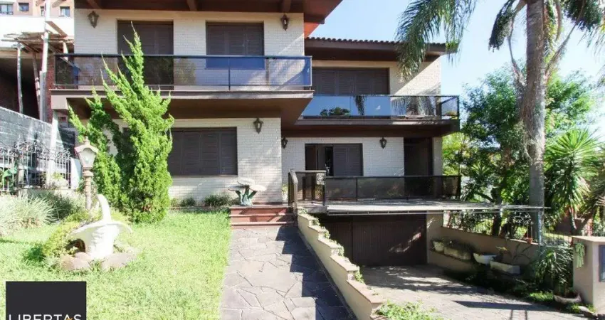 Casa a venda com 03 dormitórios, living 03 ambientes com vista para o Rio.