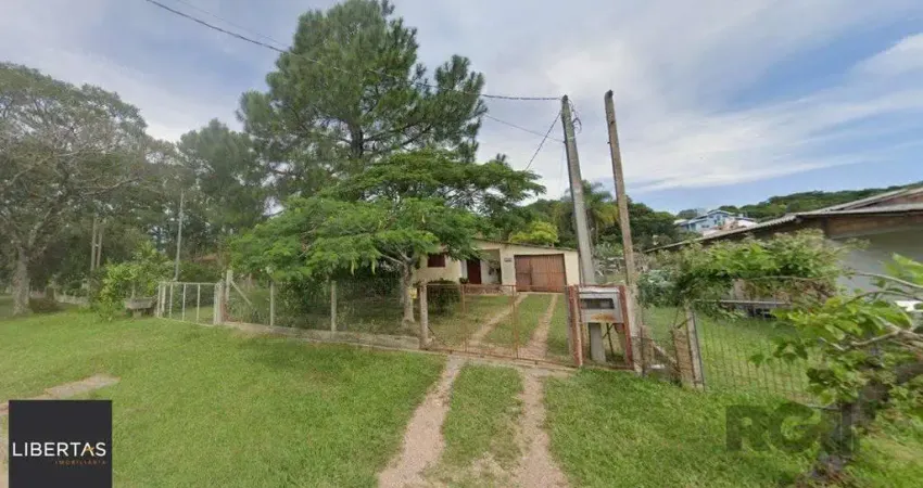 Dois quartos, 01 banheiro, 01 sala de star, 01 sala de jantar, cozinha, 01 garagem para três carros com churrasqueira.