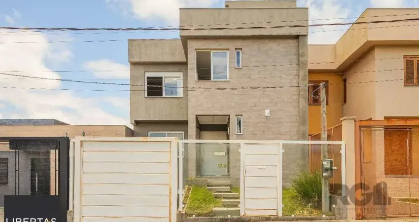 Sobrado, 185 metros quadrados privativo, com 3 quartos, 1 suíte, Living e cozinha integrados, lareira, churrasqueira, lavabo e 2 vagas de garagem. e 2 vagas de garagem