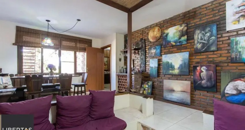 Casa de Alvenaria, possui 3 dormitórios, uma suíte, hall de entrada, lavabo, living com lareira, cozinha ampla com armários, área gourmet com churrasqueira, corredor, pátio e 4 vagas de garagem, uma