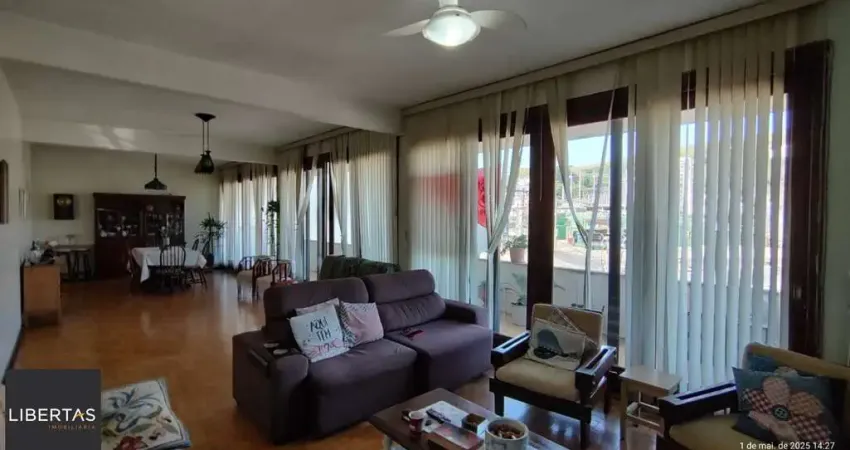 Apartamento de 4 dormitórios, 2 suítes, living amplo e arejado com sacada.