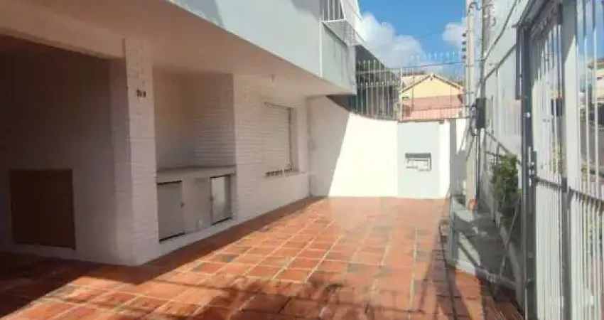 Excelente Casa com 03 suítes + Apto nos fundos com 01 Dor. Garagem 3 carros