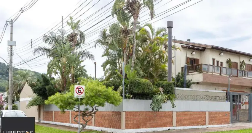 Casa térrea, 2 dormitórios, 1 suíte e 2 vagas no bairro Aberta dos Morros.