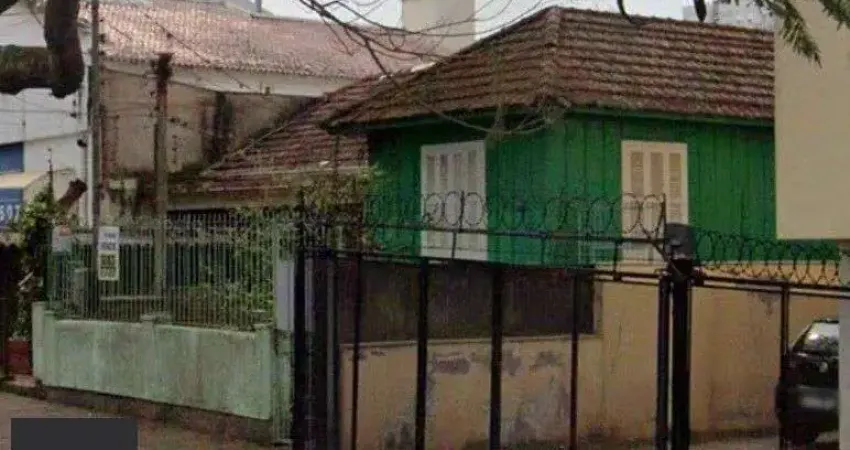 Vende-se casa de madeira, com dois dormitórios, banheiro, sala e cozinha. Localização privilegiada no bairro Jardim Botânico. Área do terreno com 6,6mx44m.