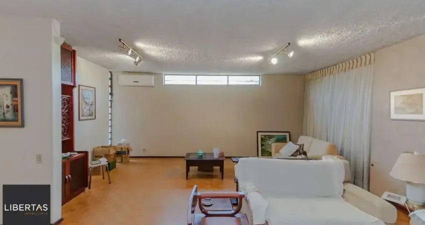 Casa com 3 dormitórios com 279.5m², no bairro Três Figueiras