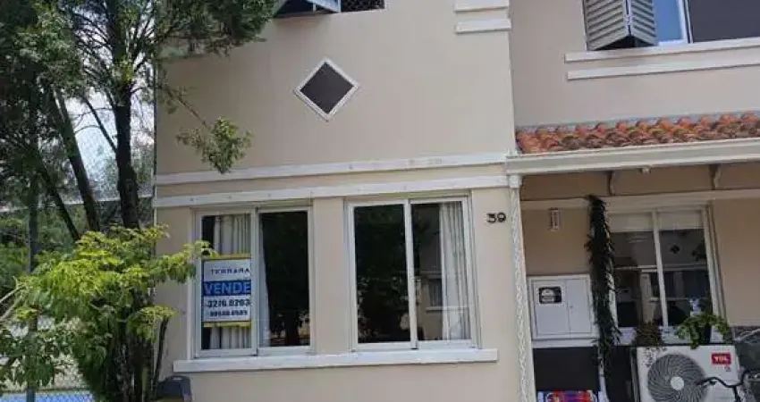 Casa em condomínio fechado de 3 dormitórios,2 vagas no bairro Parque Santa Fé.