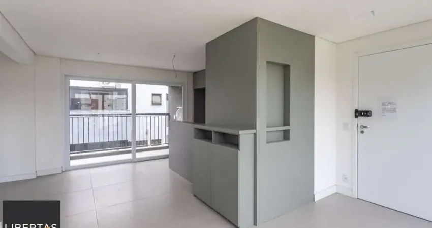 Luxuoso apto andar alto 02 dorm,suíte, garagem, elevador sacada e churrasqueira, móveis sob-medida