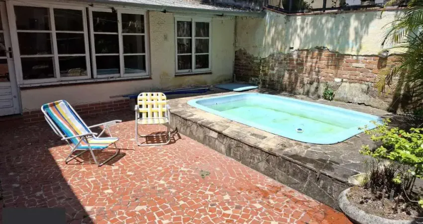 Casa no Bairro Petrópolis, à 800 metros da Encol, com pátio e piscina.