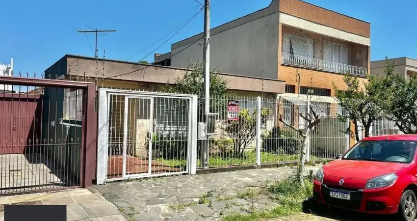 Boa casa térrea, com 03 dormitórios (sendo 01 suíte), sala, 02 banheiros