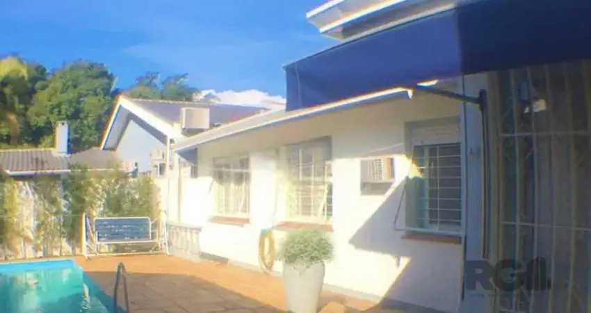 Casa com 3 dormitórios, localizada no bairro Jardim Itu em Porto Alegre/RS.