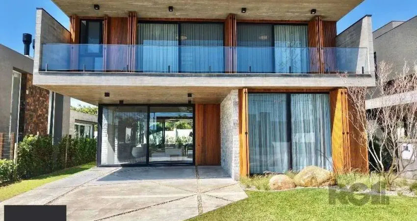 Sobrado de luxo está à venda em um exclusivo condomínio à beira-mar