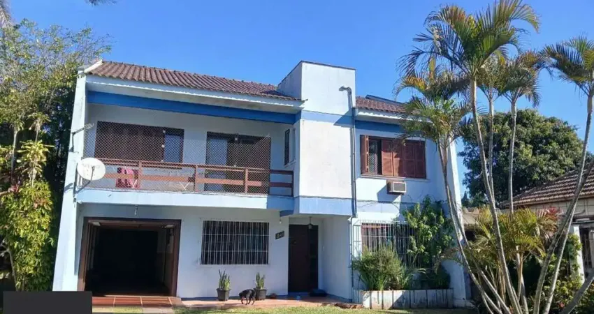 Casa com 3 dormitótrios, piscina e 2 vagas de garagem em Canoas.