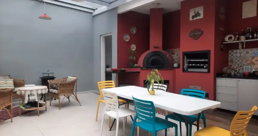 Lindo sobrado com 3 quartos e 2 duas vagas em rua sem saída.