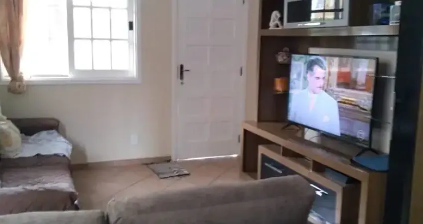 Casa em condomínio fechado com 4 quartos e 2 vagas.