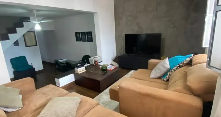 Sobrado com 04 Quartos, sendo 01 suíte - 03 banheiros à Venda, 281 m² por R$ 590.000.