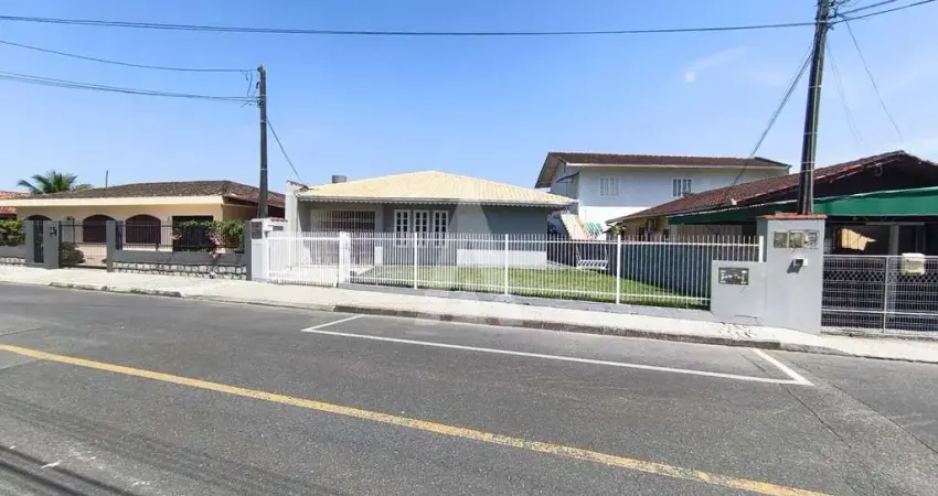 Casa com 3 quartos para alugar na Rua Soure, Iririú, Joinville