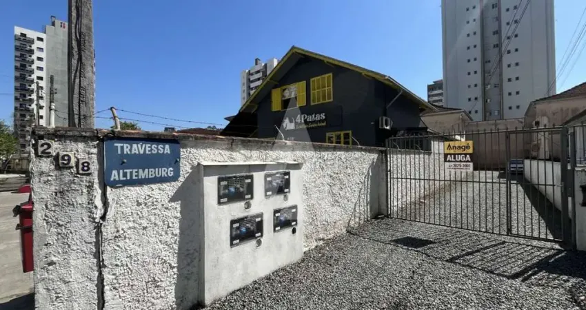 Casa com 3 quartos para alugar na Rua Jaguaruna, Centro, Joinville